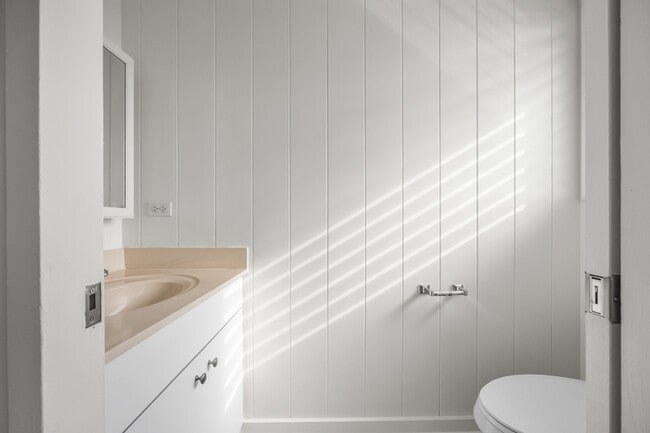 Building Photo - 1608 Makamua St