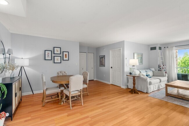 Building Photo - 200 Captains Row