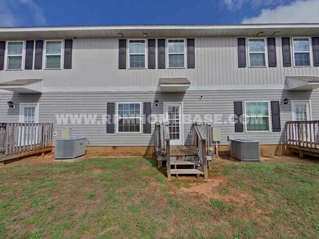 Building Photo - Modern 3-Bedroom Townhome with Stylish Upd...
