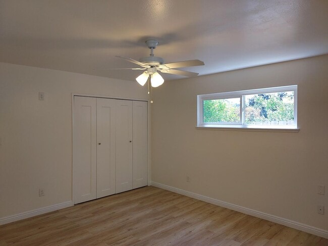 Building Photo - 3bd/2 bath washer/dryer hook ups/Large  pr...