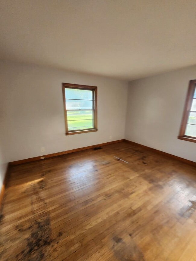 Building Photo - Charming 2 bedroom 1 bath with large rooms...