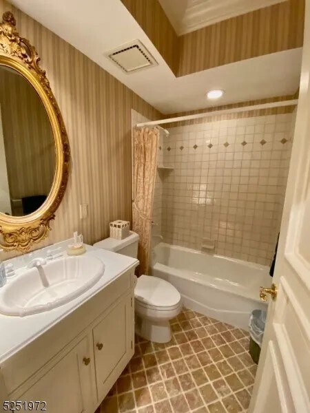 Second Bedroom En-Suite - 1 Hurlingham Club Rd