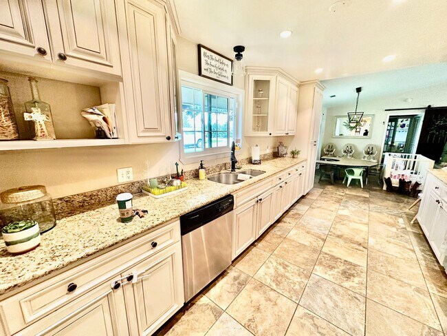 Building Photo - Gorgeous 4/3 Country Estate with 2000sf Barn