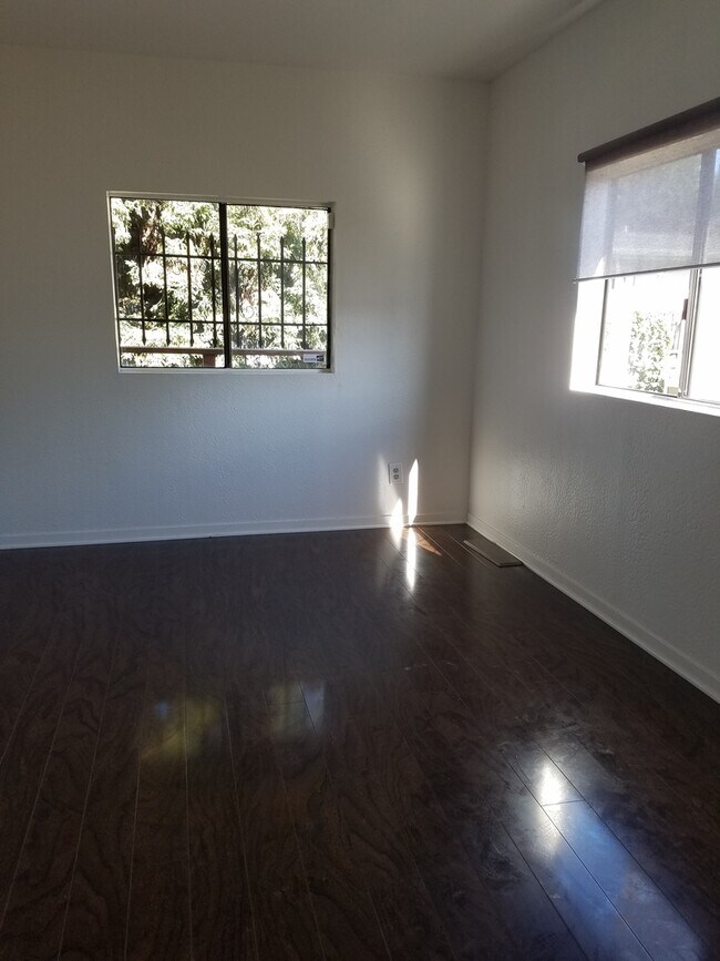 Building Photo - 564 44th St