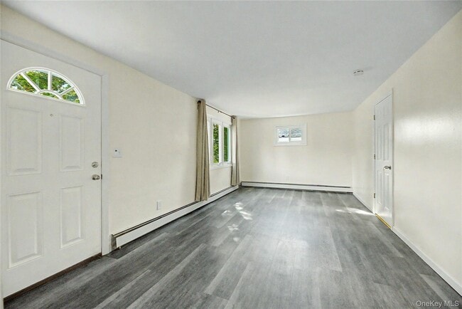 Building Photo - 28 Round Hl Dr