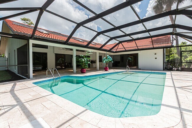 Building Photo - Newly Renovated 3 Bedroom Pool Home in Des...
