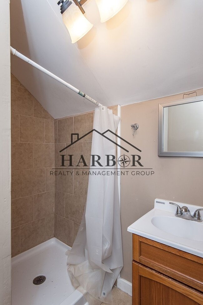 Building Photo - Charming Remodeled 3 bed 2 bath House!