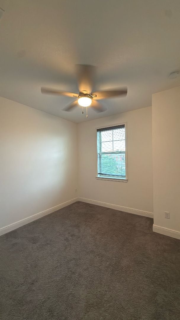 Building Photo - Eagle Creek three bedroom, 2 and half bath...