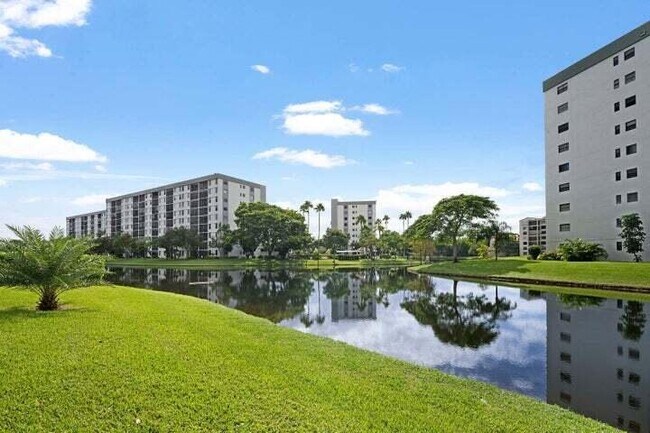Building Photo - 2230 N Cypress Bend Dr