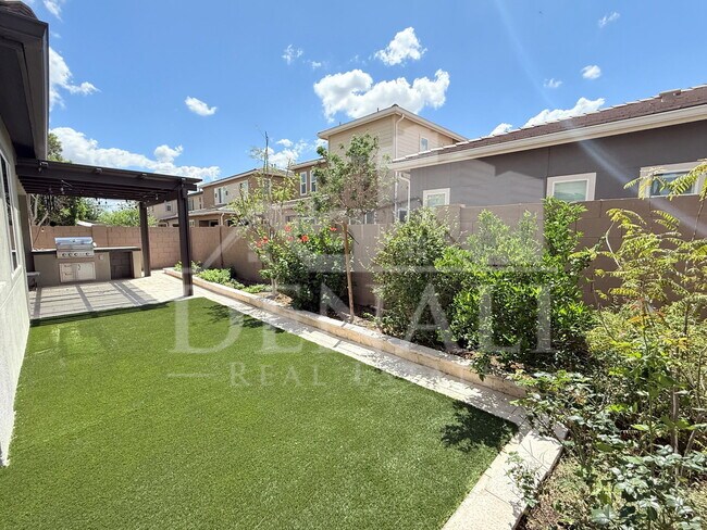 Building Photo - 1729 W Myrna Ln