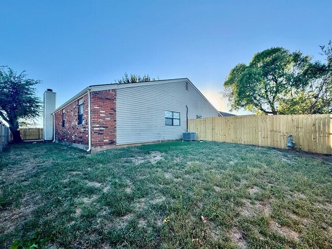 Building Photo - 925 Swan Lake Ct