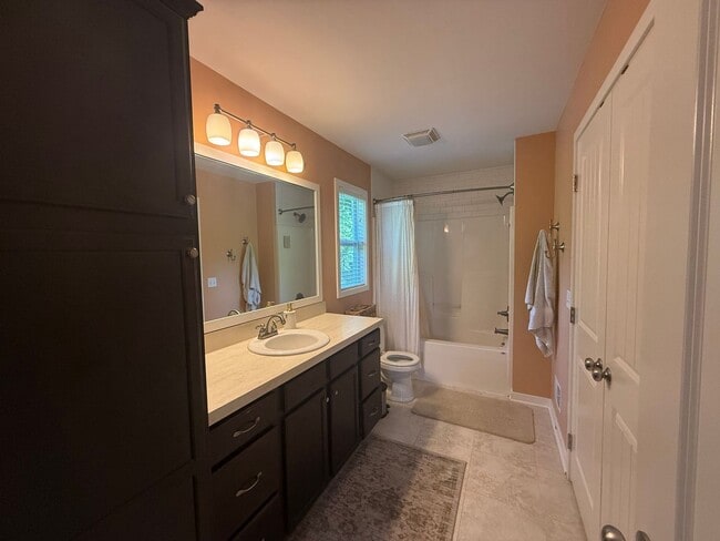 Building Photo - Welcome Home –  Beautiful 5 Bed/4 bath in ...