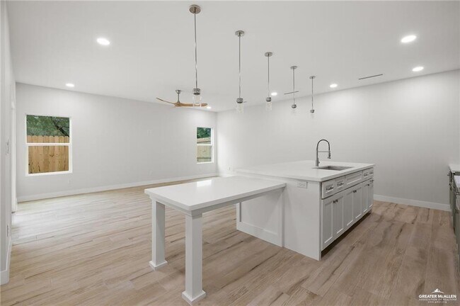 Building Photo - 17 E Solar Dr