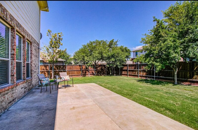 Building Photo - 1208 Shamrock Dr