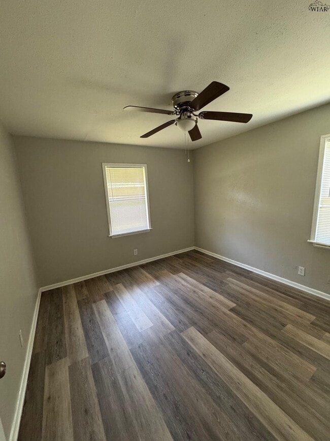 Building Photo - 1422 Tanbark Rd