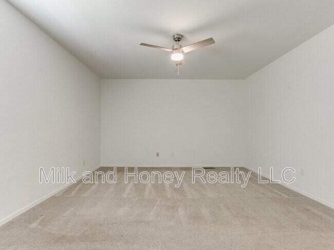Building Photo - 3004 Kent Dr