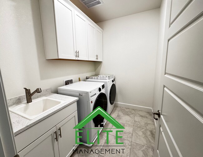 Building Photo - Spacious and Modern 4-Bedroom Home in Desi...