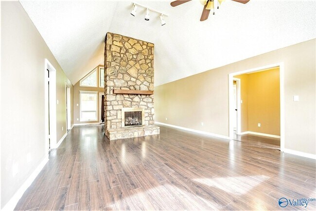 Building Photo - 710 Crestview Dr