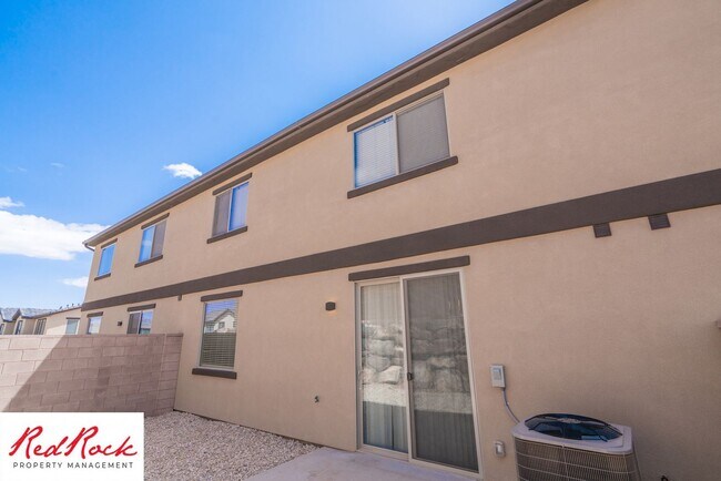 Building Photo - Modern Townhome in Desirable Hurricane Hei...
