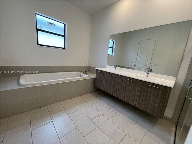 Building Photo - 4506 SW 174th Ave
