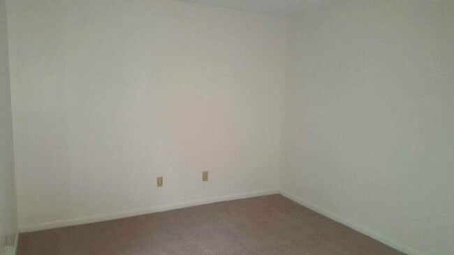 Building Photo - AWESOME 3 BED/2 BATH TOWNHOME W/OPEN FLOOR...