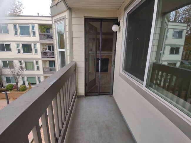 Building Photo - Well-Maintained 1BR Condo Near North Seattle College with Parking & Storage