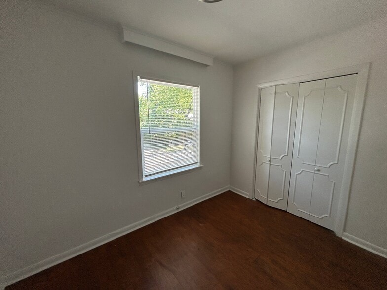 Building Photo - 718 S Vine Ave