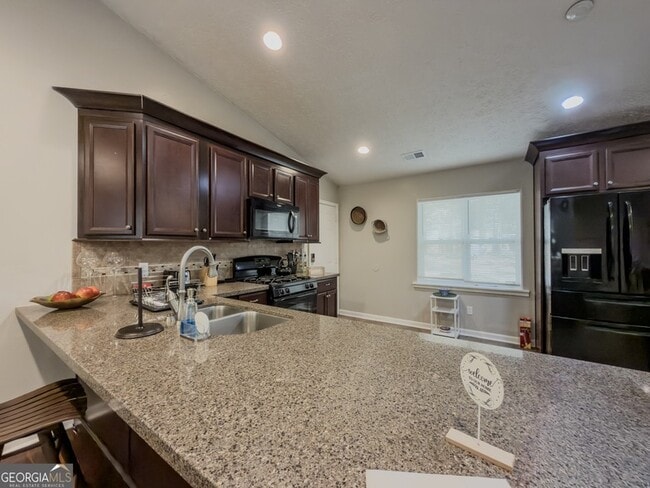 Building Photo - 580 Pineland Cir