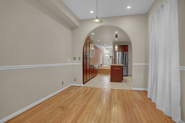 Building Photo - Chic City Living at 2308 E Fairmont Ave!