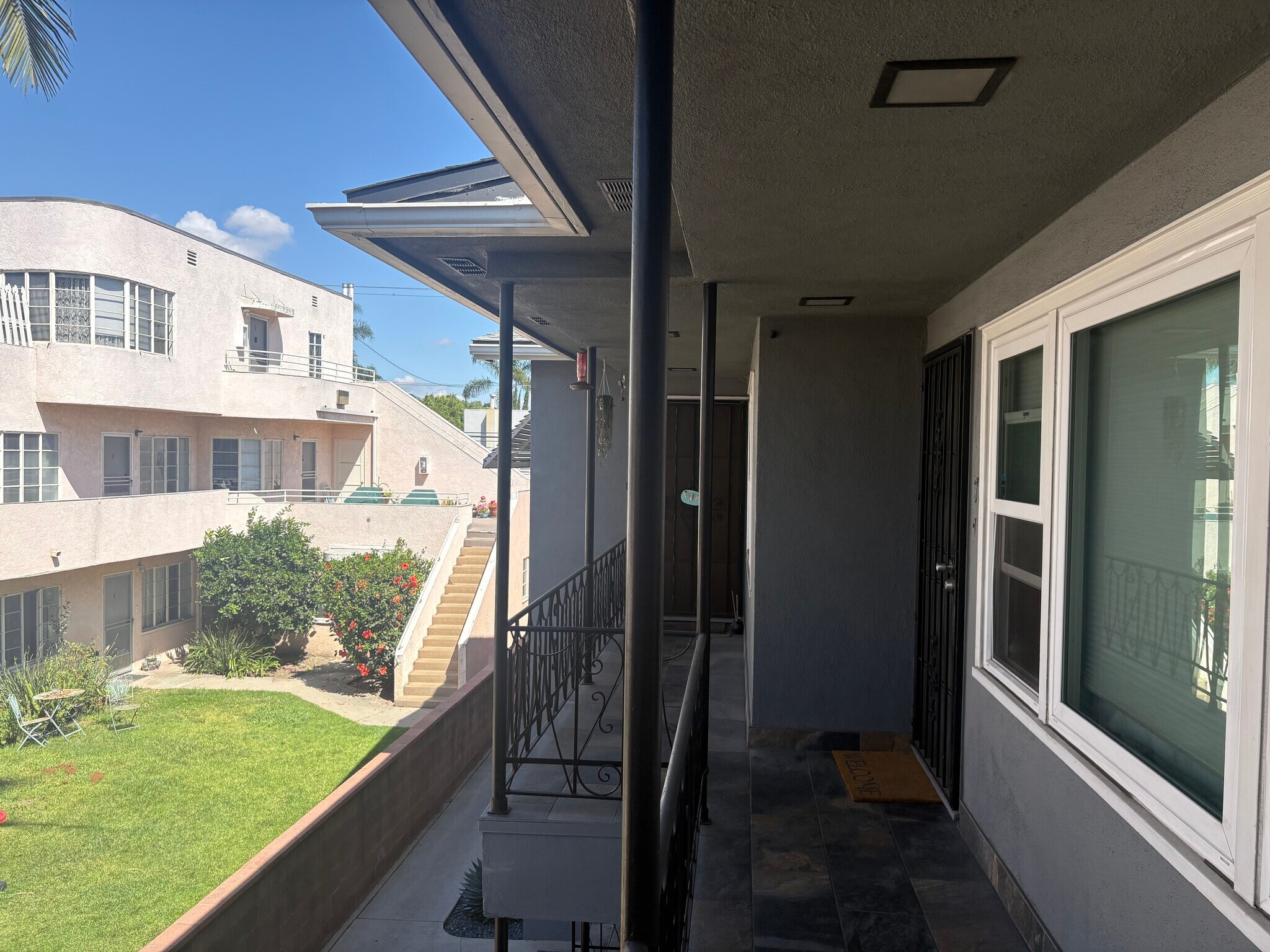 Building Photo - 933 E 1st St