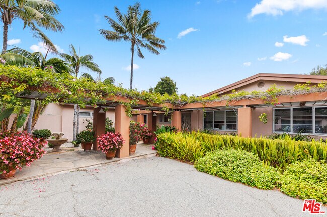Building Photo - 7122 Dume Dr