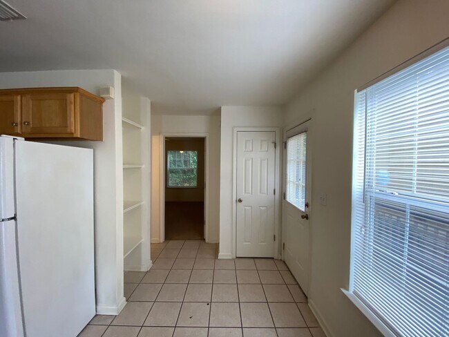 Building Photo - 1081 Solana Ave
