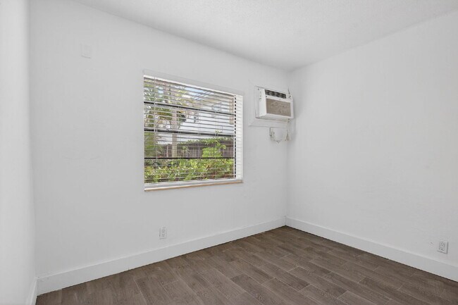 Building Photo - Bright & Modern 1-Bedroom Apartment in Prime Oakland Park Location