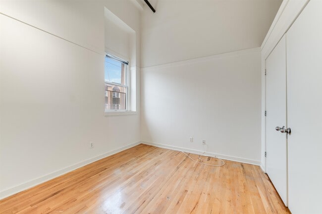 Building Photo - 716 Madison St