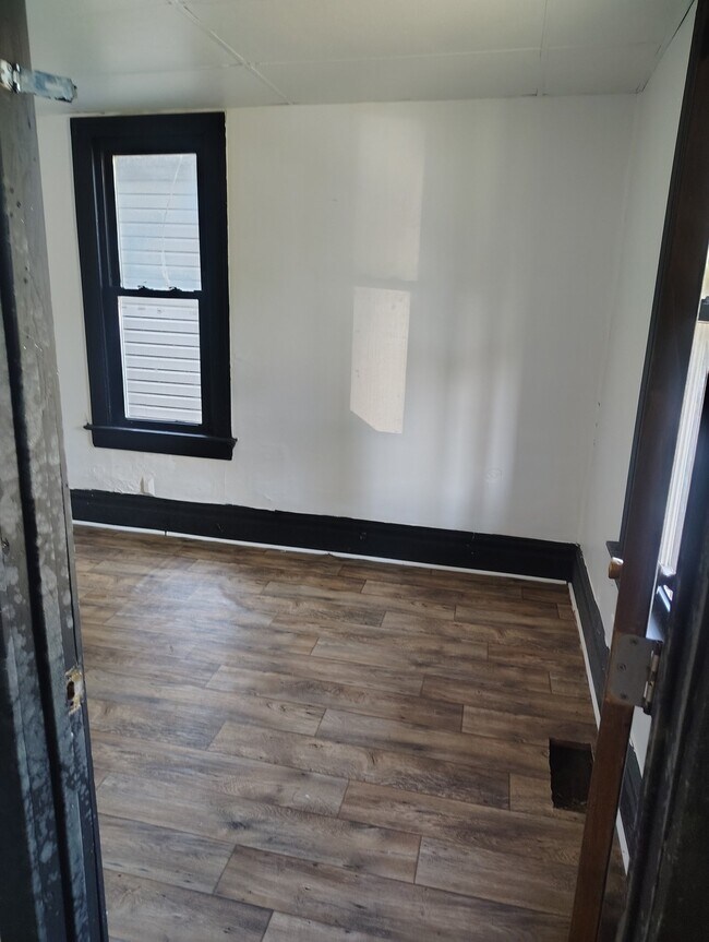 Building Photo - 2210 W Wiswall St