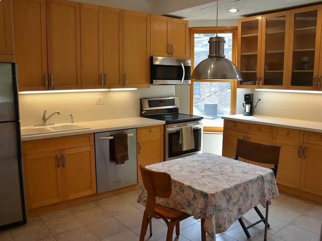 Building Photo - Charming Vintage Second Floor Duplex with In-Unit Laundry in Heart of Oak Park