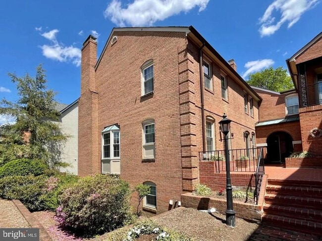 Building Photo - 1800 21st St N