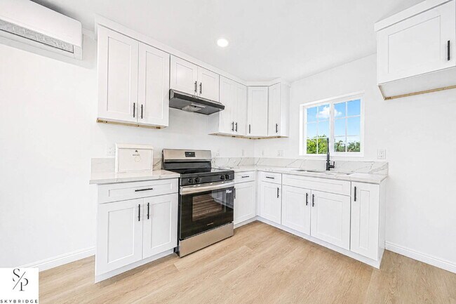 Building Photo - "Cozy 1-Bedroom Gem in Los Angeles – Your Perfect Urban Retreat!"