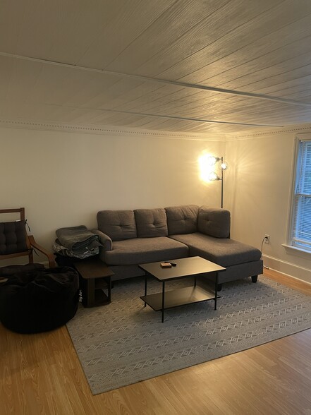 living - 826 N Aurora St