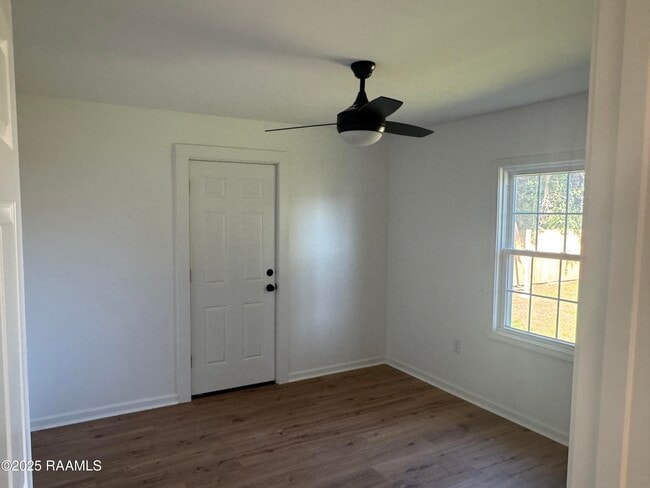 Building Photo - 216 Longview Dr