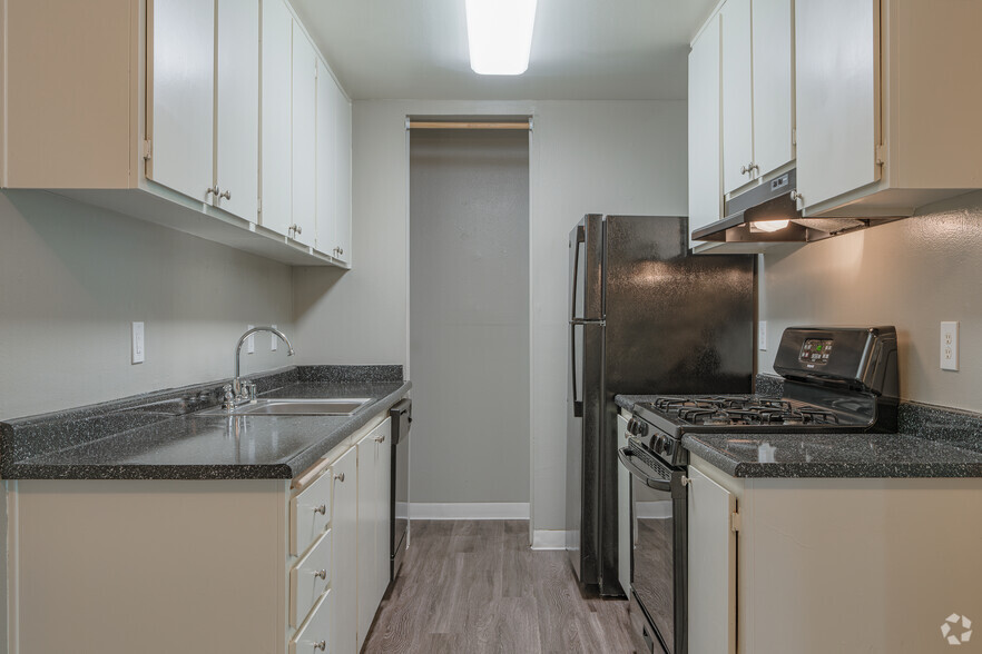 2BR, 1BA - 799 SF - Kitchen - The Overlook Apartments