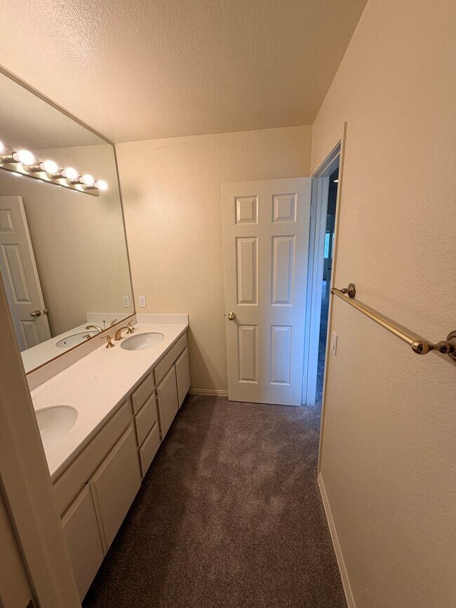 Building Photo - Beautiful 3 Bedroom, 2.5 Bathroom Newport ...