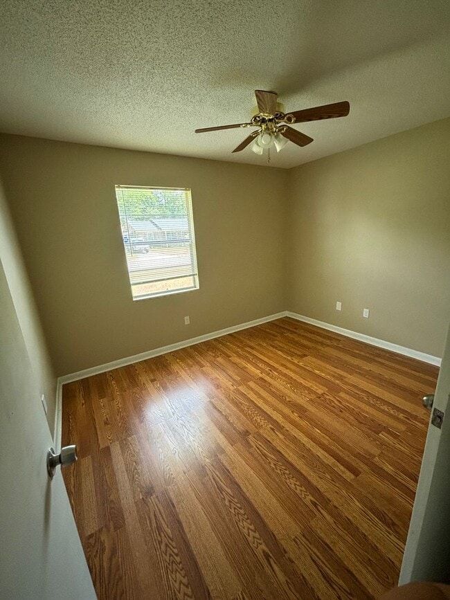Building Photo - FOR RENT 3 Bed 2 bath home