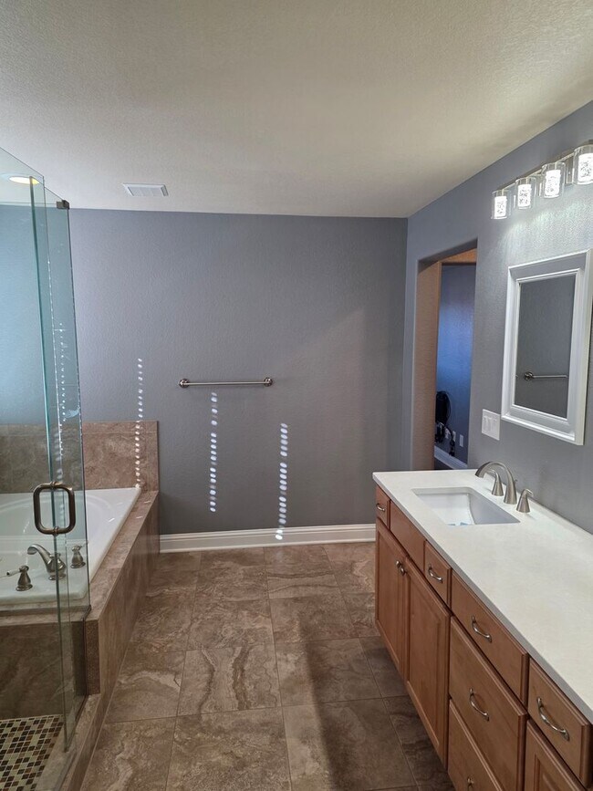 Building Photo - Beautiful and Expansive 4 Bed 3 Bath SFR by Buckley AFB