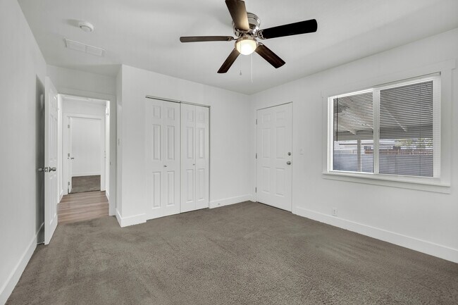 Building Photo - 1050 E Hassett Ave