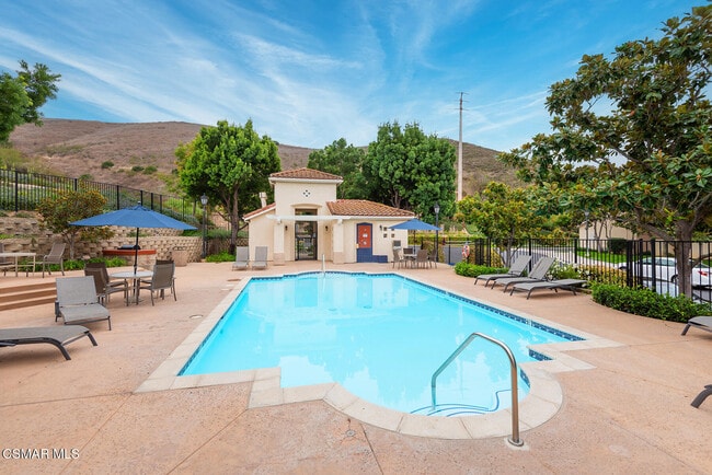 Building Photo - 375 Avenida De Royale