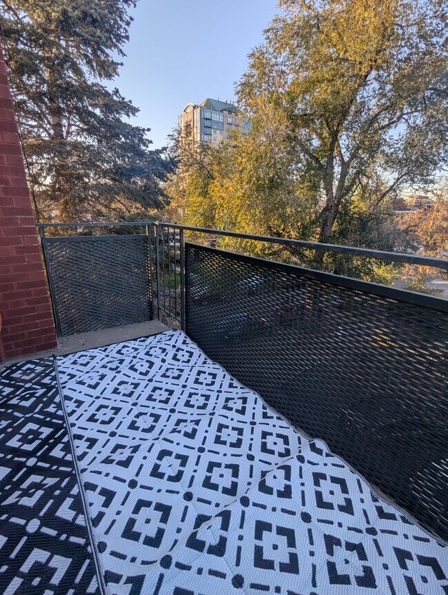 Building Photo - FABULOUS PEARL STREET CONDO IN SECURE BLDG...