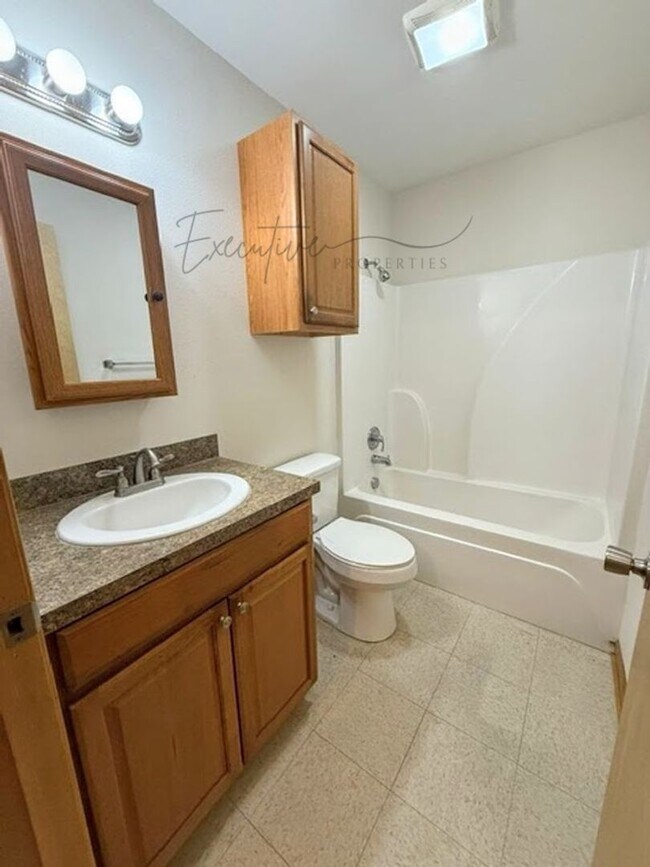 Building Photo - 2528 Crockett St