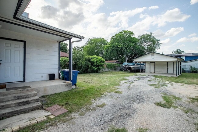 Building Photo - Cozy 1 Bed, 1 Bath Duplex A Block From Woo...