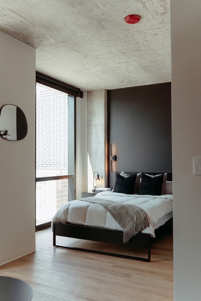 Building Photo - 755 S Clark St